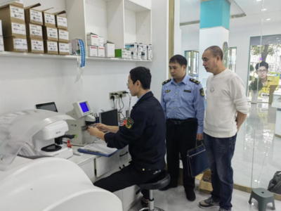 鉛山縣市管局開(kāi)展驗(yàn)配眼鏡店計(jì)量器具檢定與專項(xiàng)檢查，筑牢視力健康計(jì)量防線